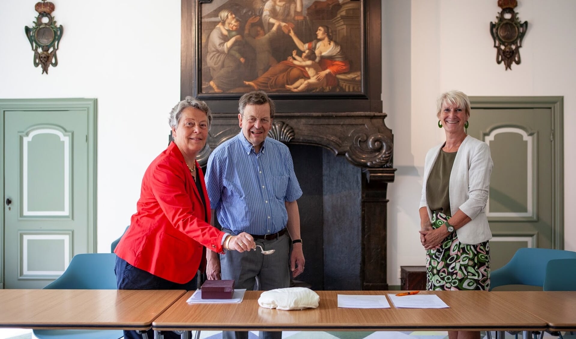 De heer C.W. Lely, mevrouw H.E. van Valkenburg-Lely en conservator Anita Jansen met de zilveren suikerstrooilepel. (Foto: Marco Zwinkels)