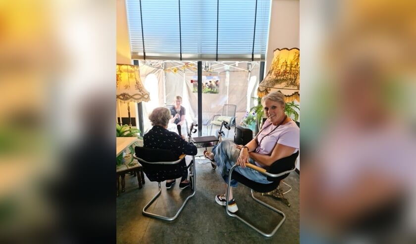 Rechts op de foto: Conny Rodenrijs van Woonzorgcentrum Akkerleven
