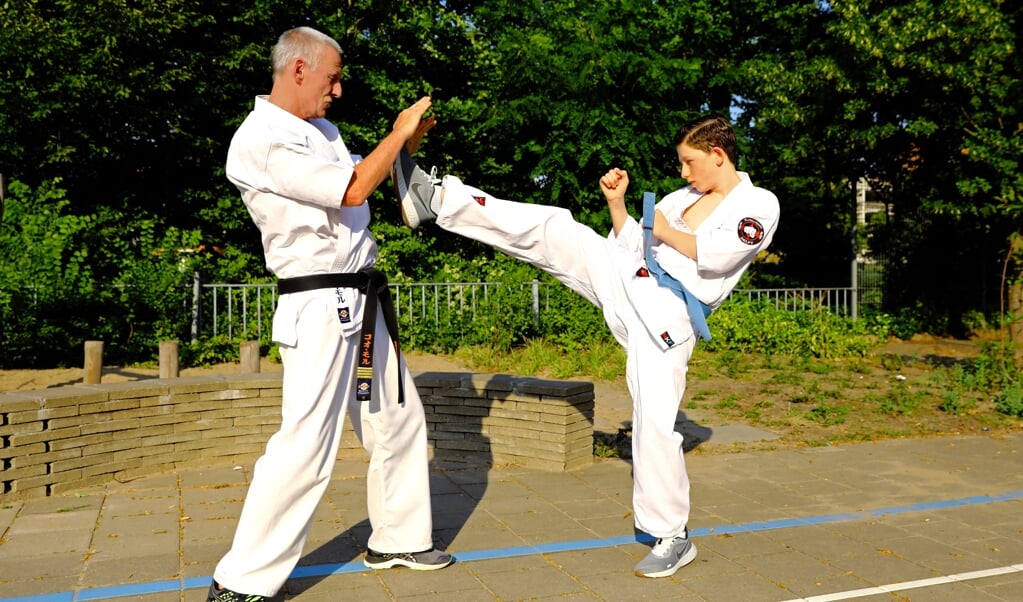 Connor met zijn trainer Cor Mol van Kyokushin Karate Delft (Foto: Koos Bommelé)