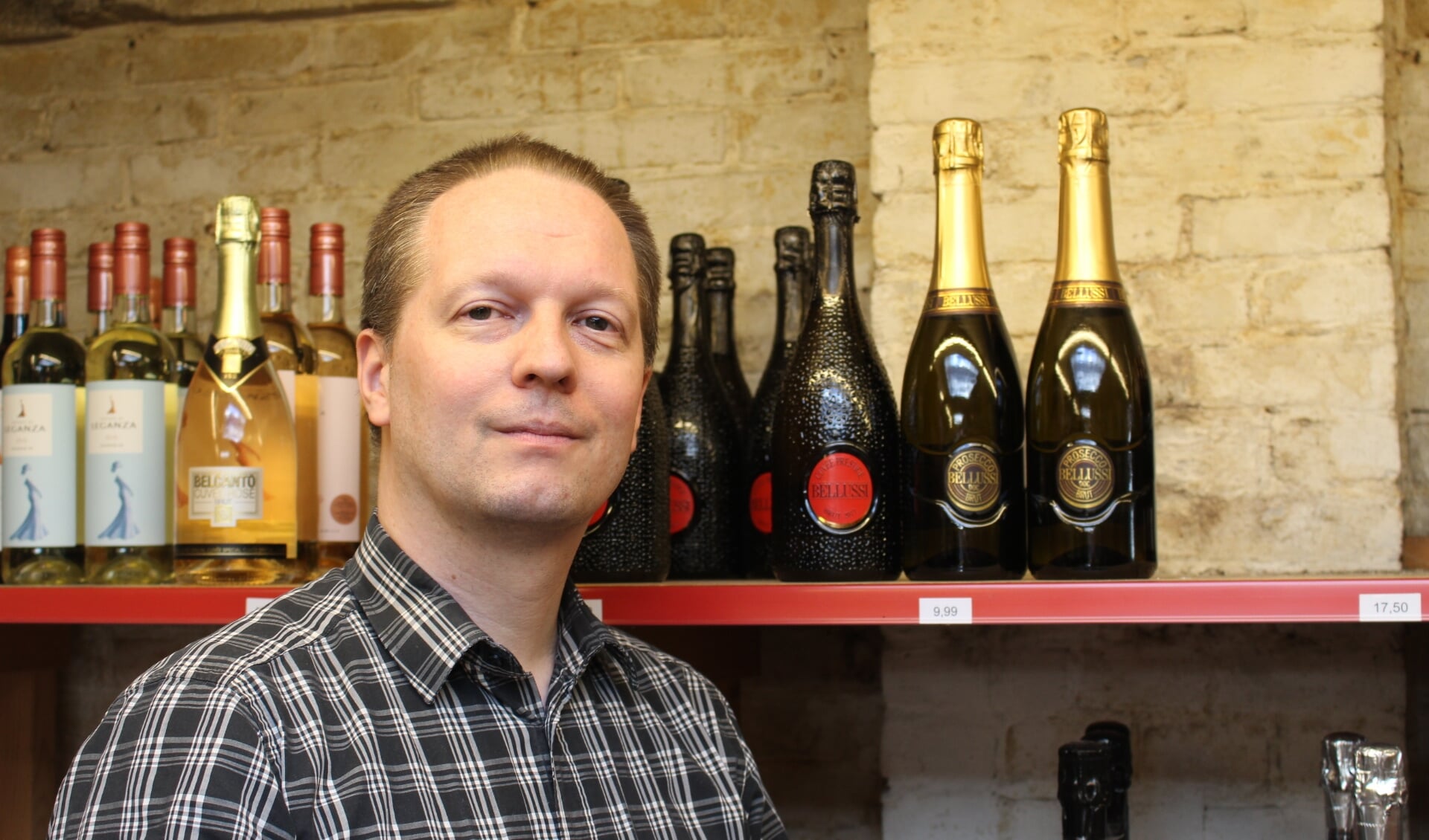 Bart Kooiman van De Wijnstok vertelt graag over zijn producten, zoals de wijnen van Bellussi. (Foto: EvE) 