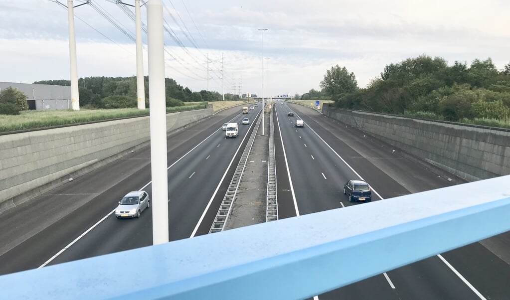 De A4 vanaf het aquaduct bij Den Hoorn, richting Kethel. Goed te zien is dat de brede vluchtstroken in beide richtingen al bij de weg-opening eind 2014 ruimte boden voor latere uitbreiding.