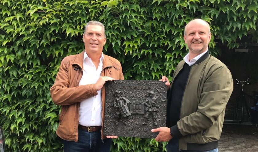 Chris Ronteltap (links) overhandigt plaquette aan projectontwikkelaar Menno Rubbens