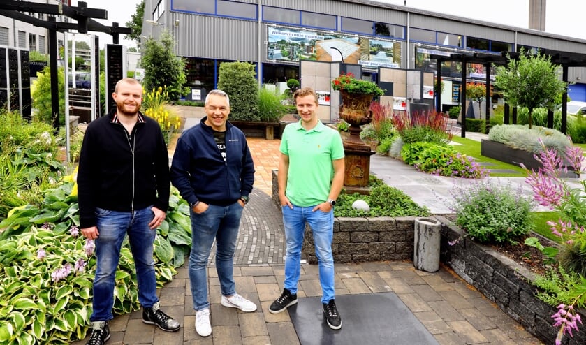 De adviseurs William Schagen, Philip Paleewong en Lennart Huijser van KPS in hun showtuin (Foto: Koos Bommelé)