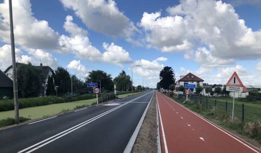 De weg is niet breed genoeg voor grote vrachtwagens en bussen