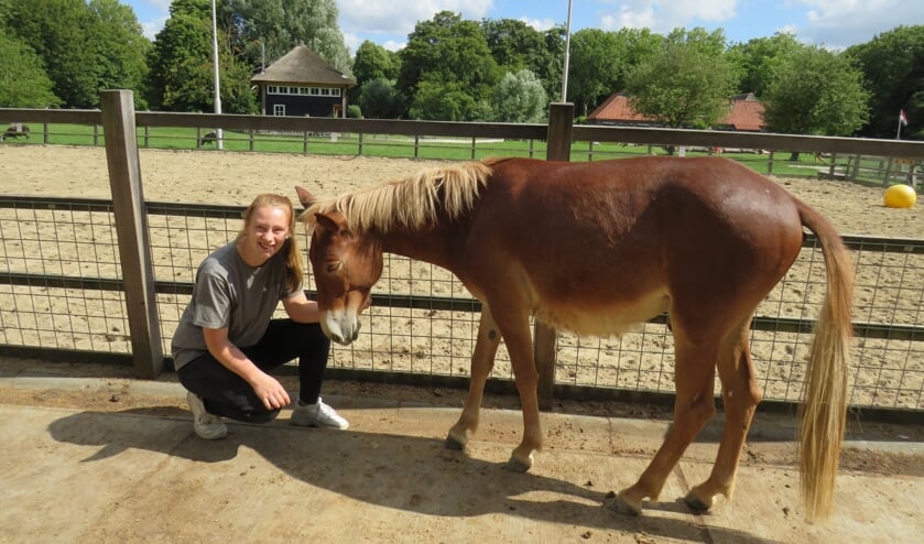 Lianne krijgt veel liefde terug van de boerderijdieren