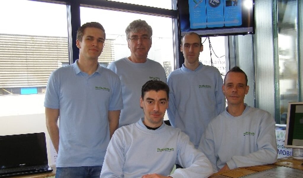 Het RoBoWeb team: Roel, Patrick, Edgar, Rick, Jordi. Karin ontbreekt op de foto. (Foto: PR) 