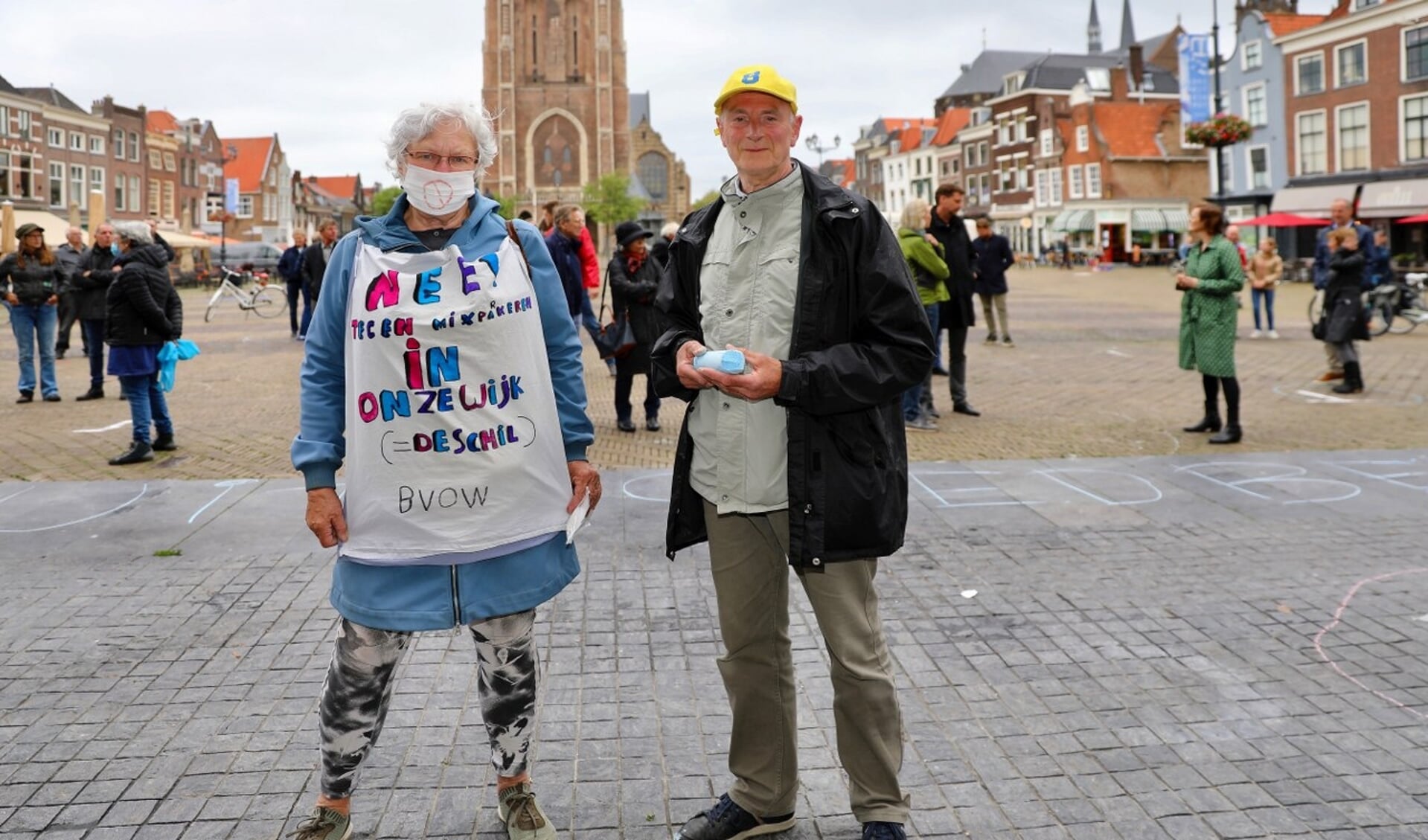 Martine Venema en Harry van Adrichem, beiden van Belangenvereniging Olofsbuurt-Westerkwartier, lieten van zich horen tijdens het protest (Foto: Koos Bommelé)