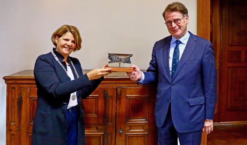 Burgemeester Marja van Bijsterveldt en directeur Carlo Huijts bij het persmoment op 10 juli (Foto: Koos Bommelé)