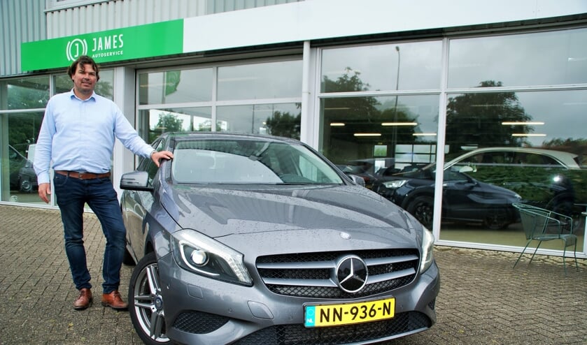 Johan van der Plaat bij de Mercedes A-Klasse uit 2014.