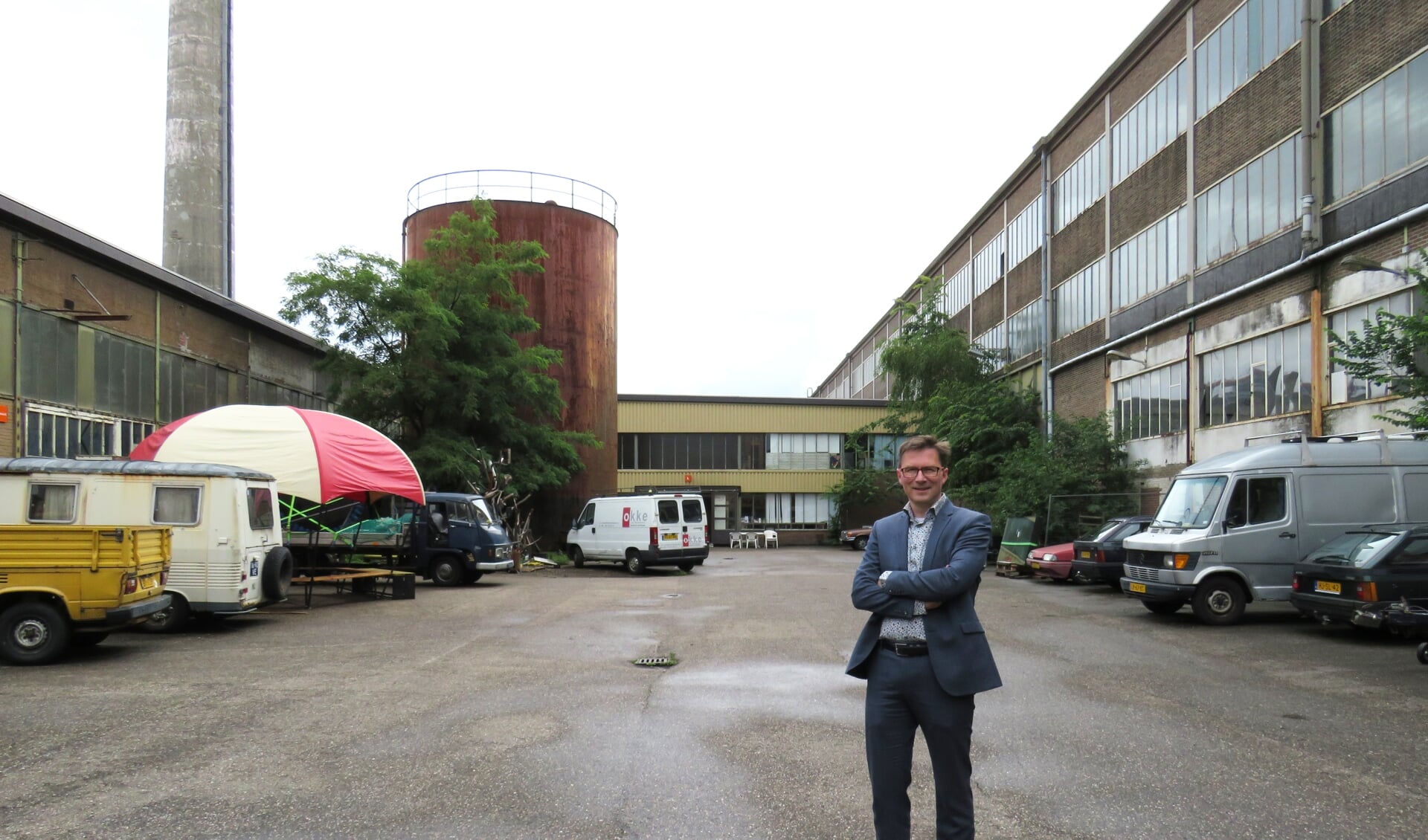 Wethouder Stephan Brandligt bij de voormalige Nederlandse Kabel Fabriek, die centraal staat in de nieuwe stadswijk