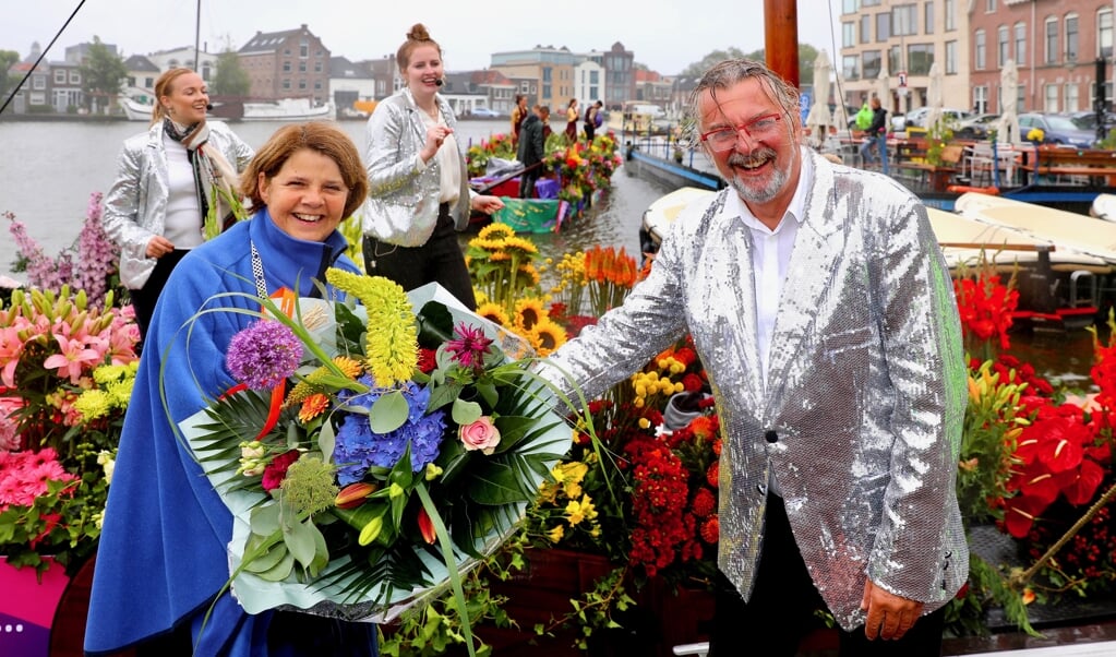 Burgemeester Marja van Bijsterveldt ontvangt een bloemetje van corsovoorzitter Rob Baan (Foto: Koos Bommelé)