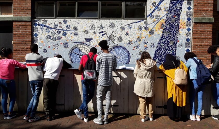 Jonge vluchtelingen en migranten doen mee aan een speciale zomerschool