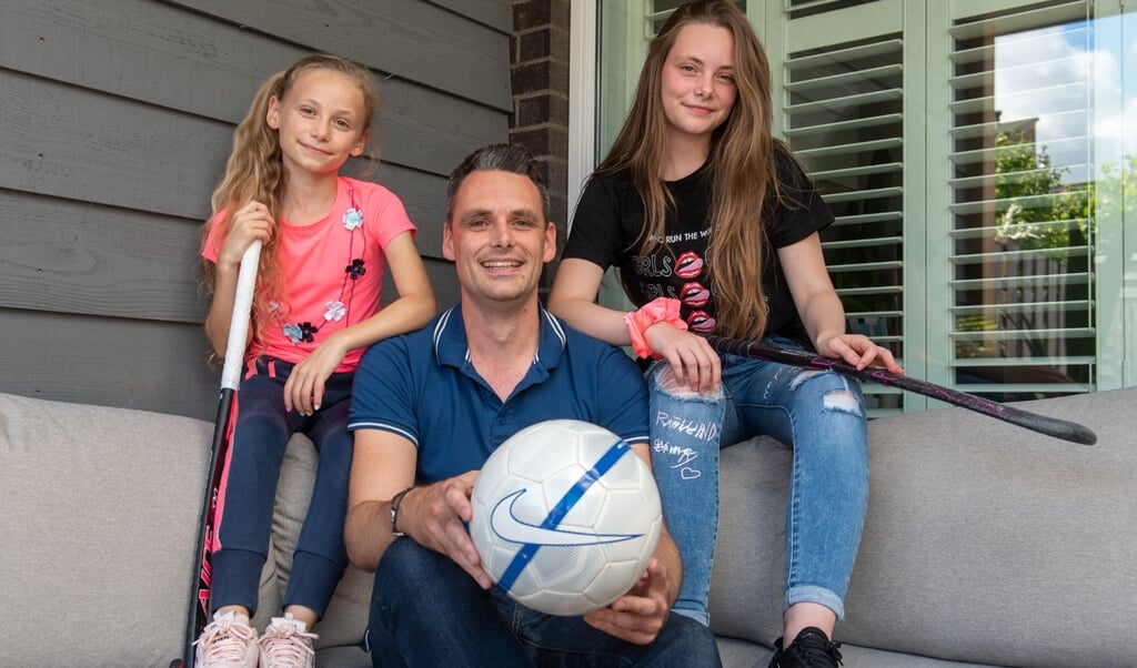 Remy Kooijmans, op de foto met zijn dochters Jada en Senna, pendelt vandaag de dag tussen het voetbal en hockey. (Foto en tekst: Roel van Dorsten)