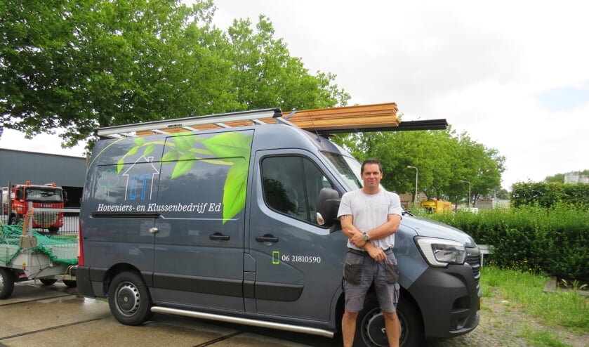 Ed is blij met de bestickering van zijn nieuwe bedrijfswagen