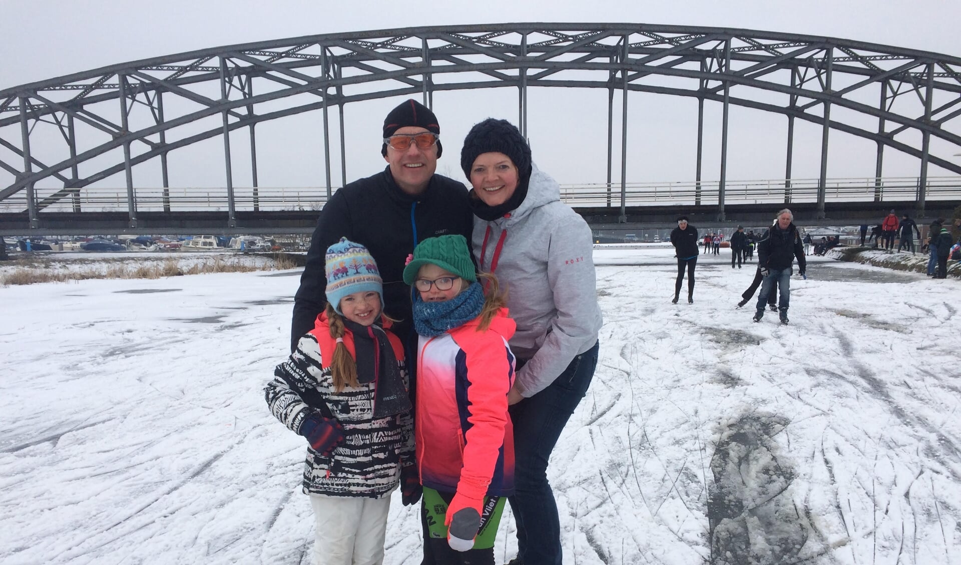 Sander en Miranda met hun dochters Sara (links) en Eva in winterse tijden