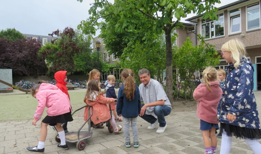 Directeur Dick begeeft zich graag onder de leerlingen
