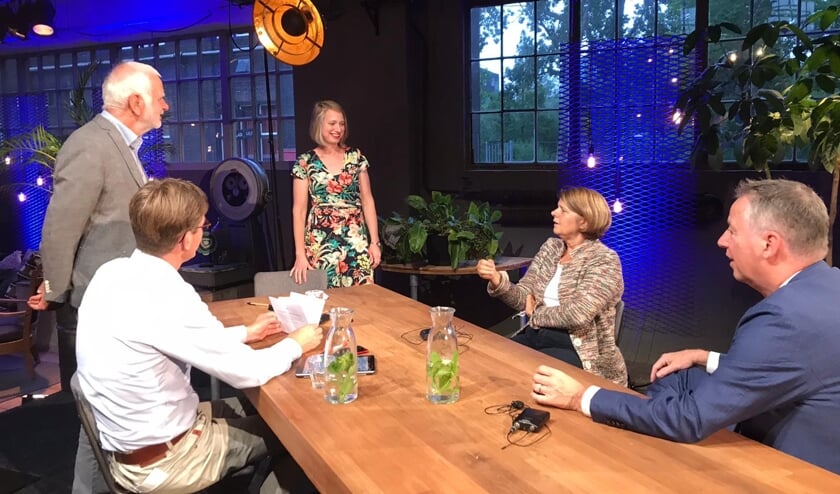 Het stadsgesprek vond deze keer plaats bij Lijm & Cultuur. Van links naar rechts: bestuurslid Jan Bloemberg (staand), Wolter Smit, Kim Huijpen, burgemeester Marja van Bijsterveldt en rector Tim van der Hagen