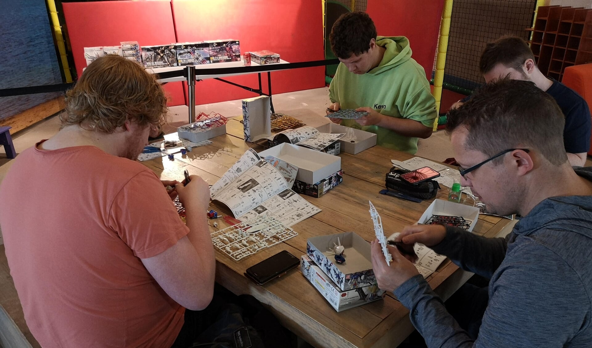 Workshopdeelnemers druk bezig met het bouwen van hun eigen Gundam