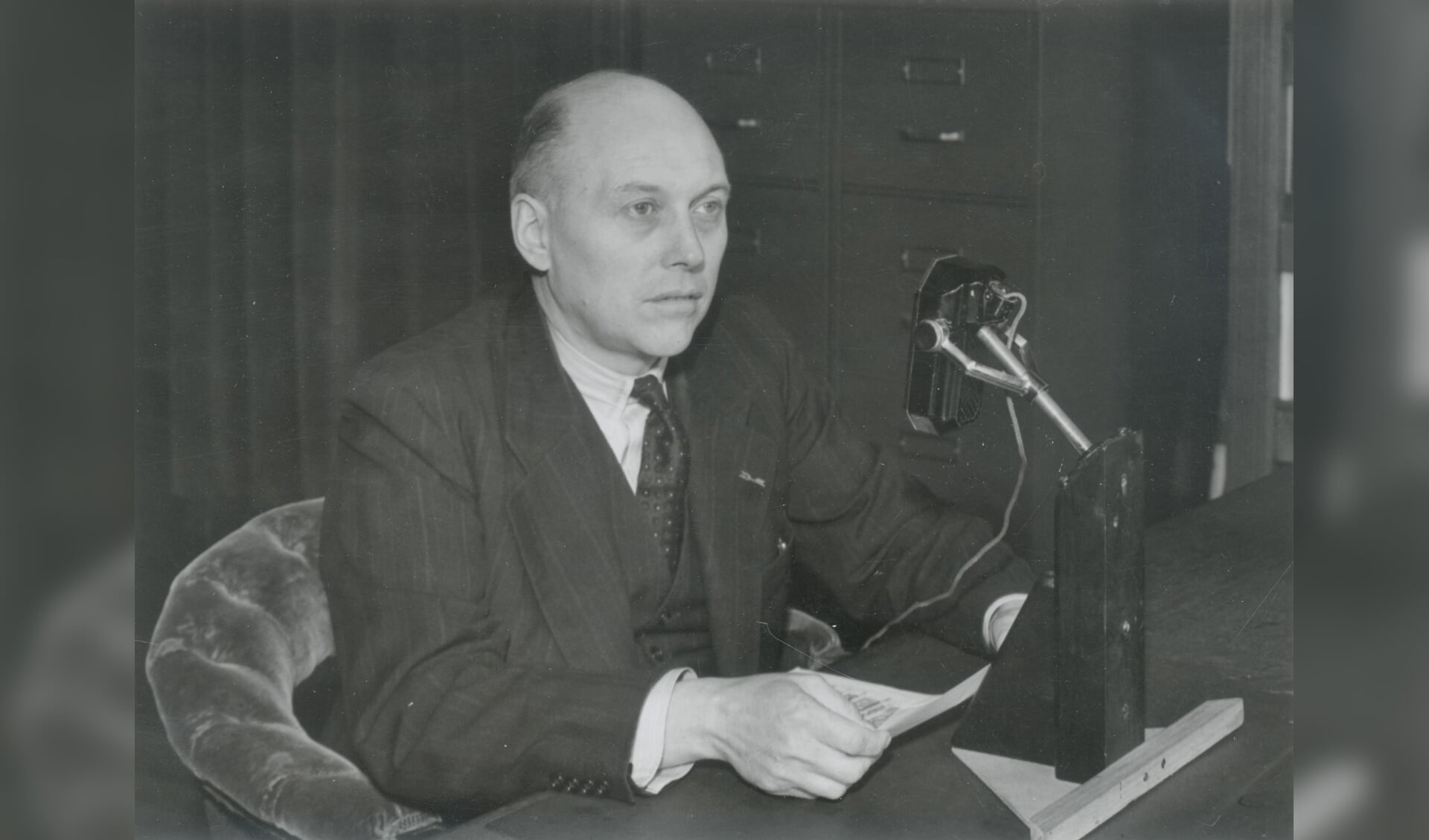 De Delftse hoogleraar Willem Schermerhorn spreekt na zijn aantreden als minister-president het land toe, 1945 (Foto: Van der Reijken, Stadsarchief Delft)