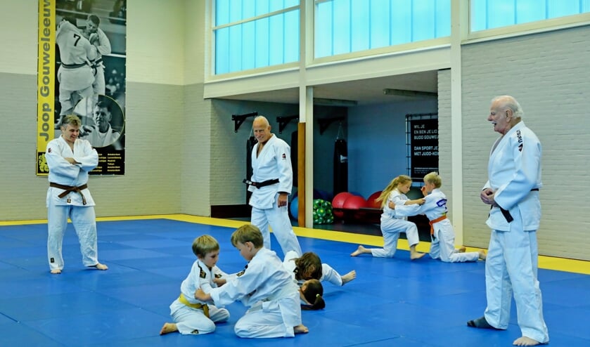 De gediplomeerde docenten van Budo Gouweleeuw verzorgen lessen voor jong en oud (Foto: Koos Bommelé)