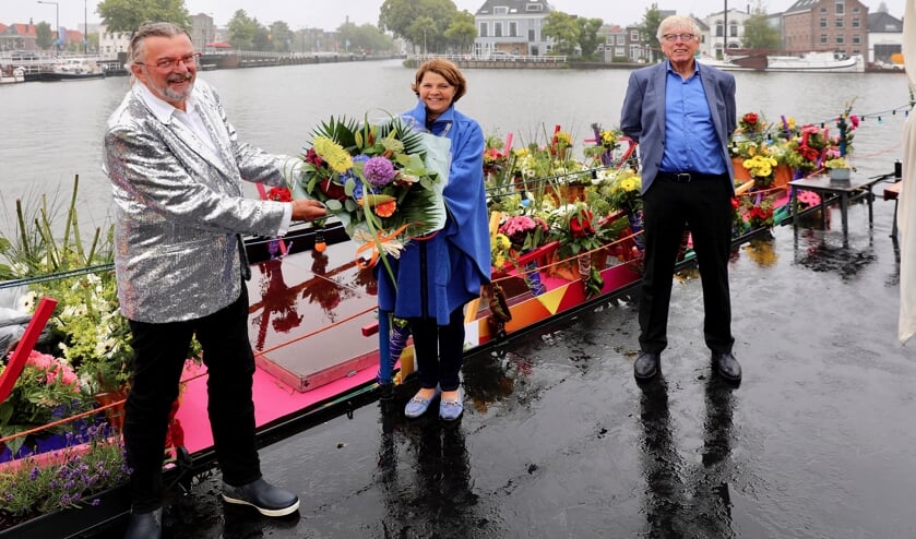 Een beperkte delegatie van het Varend Corso deed Delft aan en Leo Quack mocht daarbij natuurlijk niet ontbreken. (foto: Koos Bommelé)