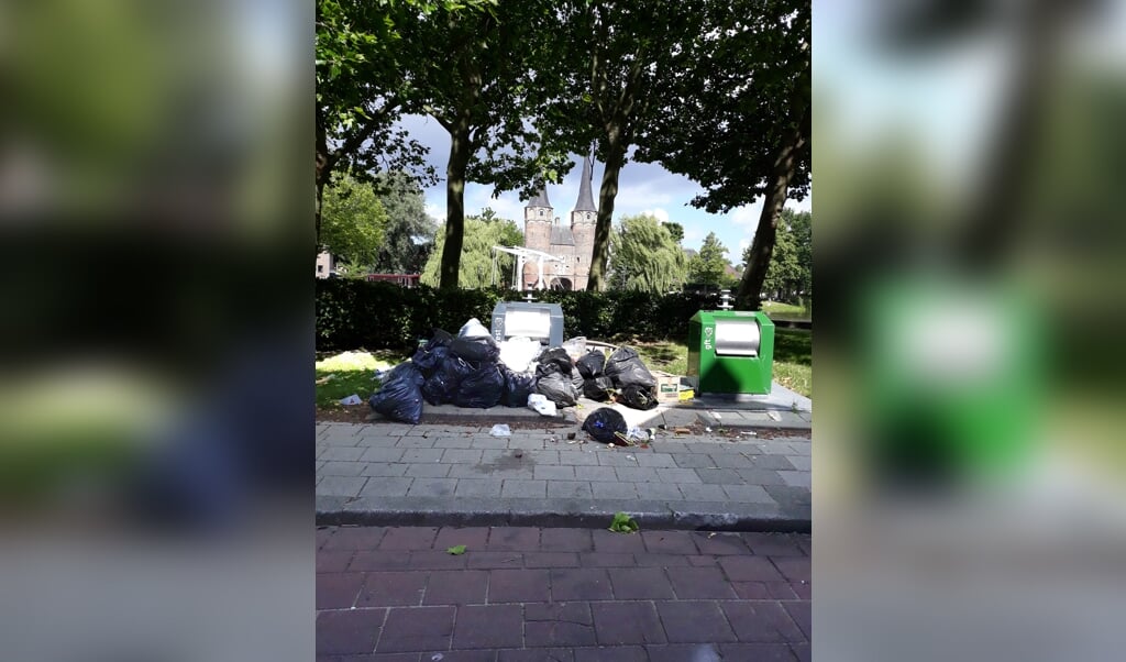 Afval heeft op verschillende plekken in Delft invloed op het straatbeeld (Foto: J. de Mooij)