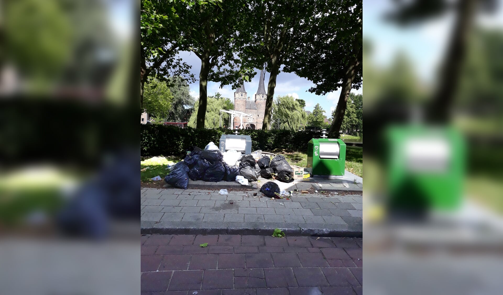 Afval heeft op verschillende plekken in Delft invloed op het straatbeeld (Foto: J. de Mooij)