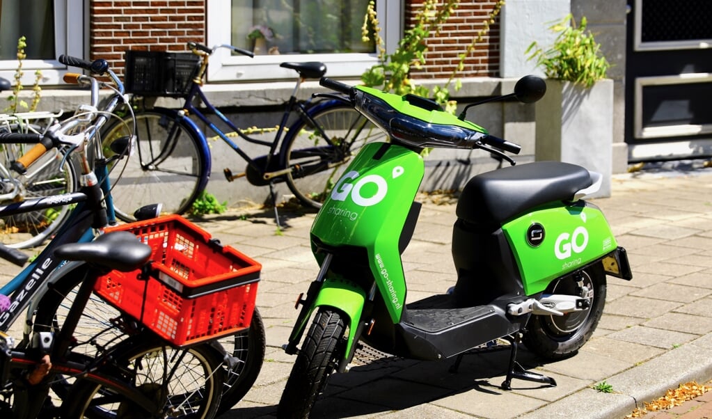 Delftenaren vrezen voor foutgeparkeerde deelscooters (Foto: Koos Bommelé)