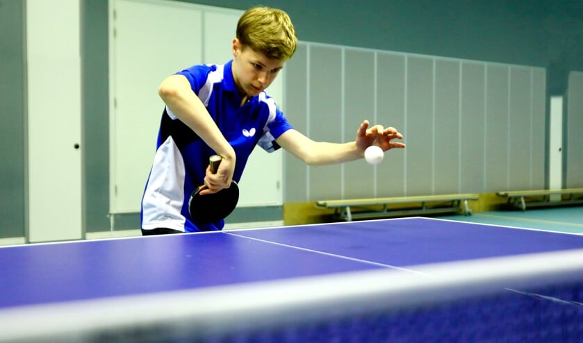 Deen ruilde zijn voetbalschoenen in voor een tafeltennisbatje (Foto: Koos Bommelé)