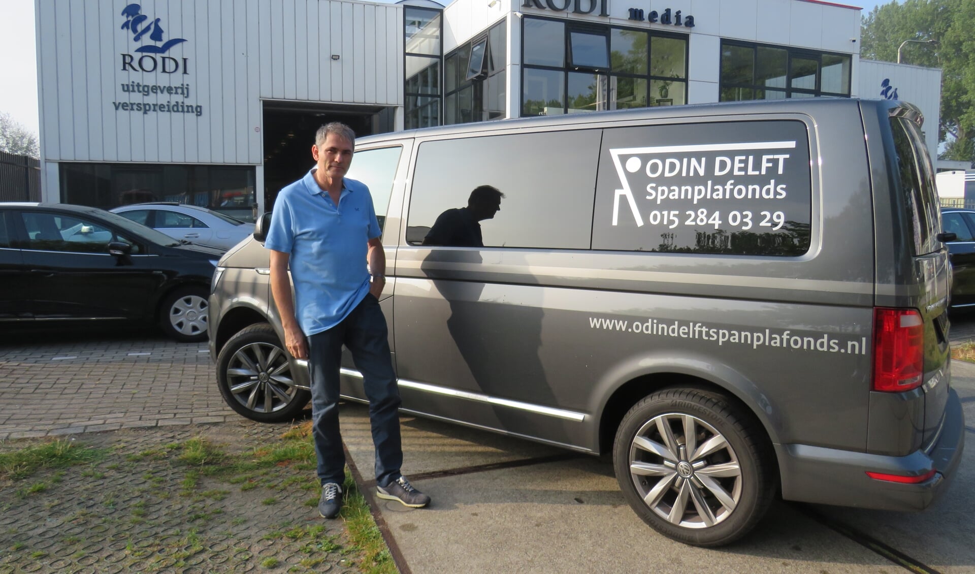Ferdinand van ODIN Delft Spanplafonds is blij met de nieuwe bestickering