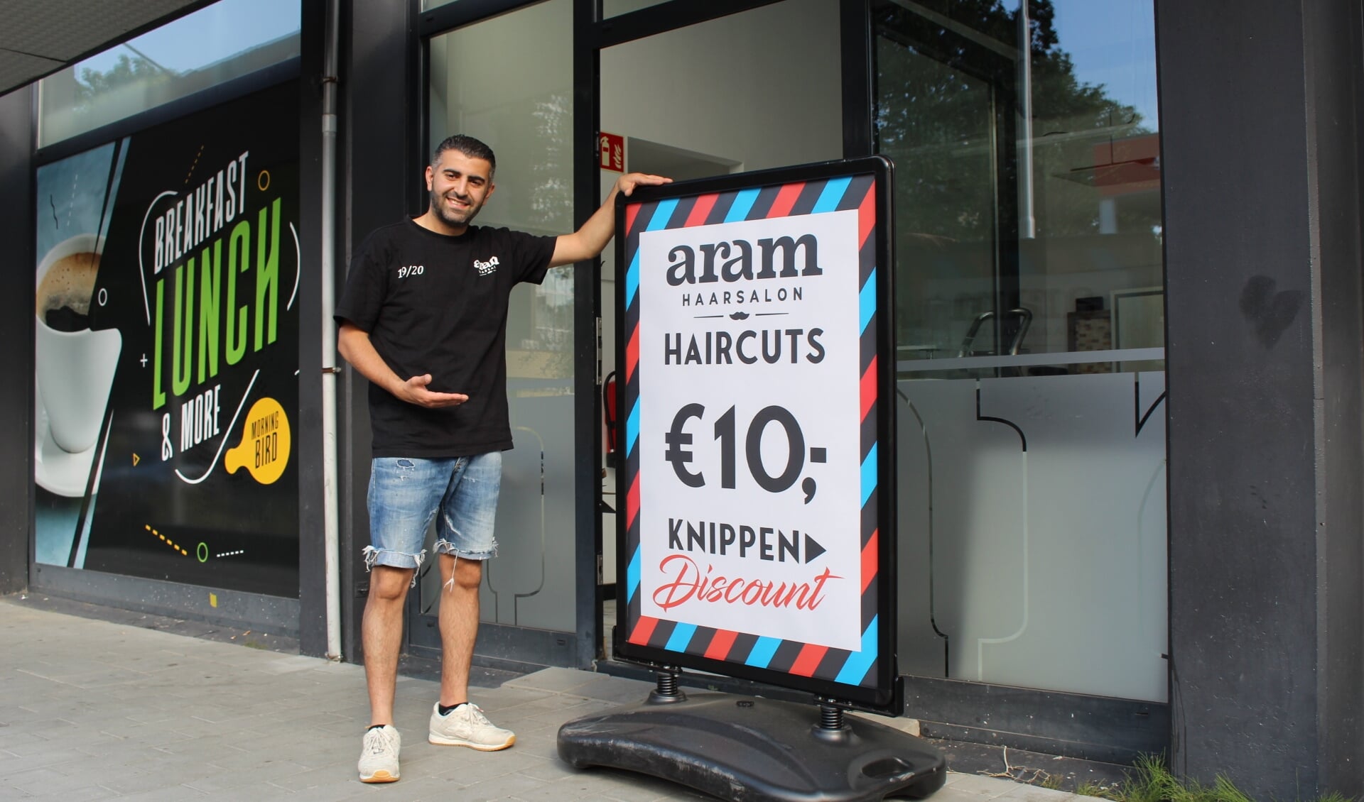 Aram heet je van harte welkom in zijn haarsalon! (Foto: PR) 