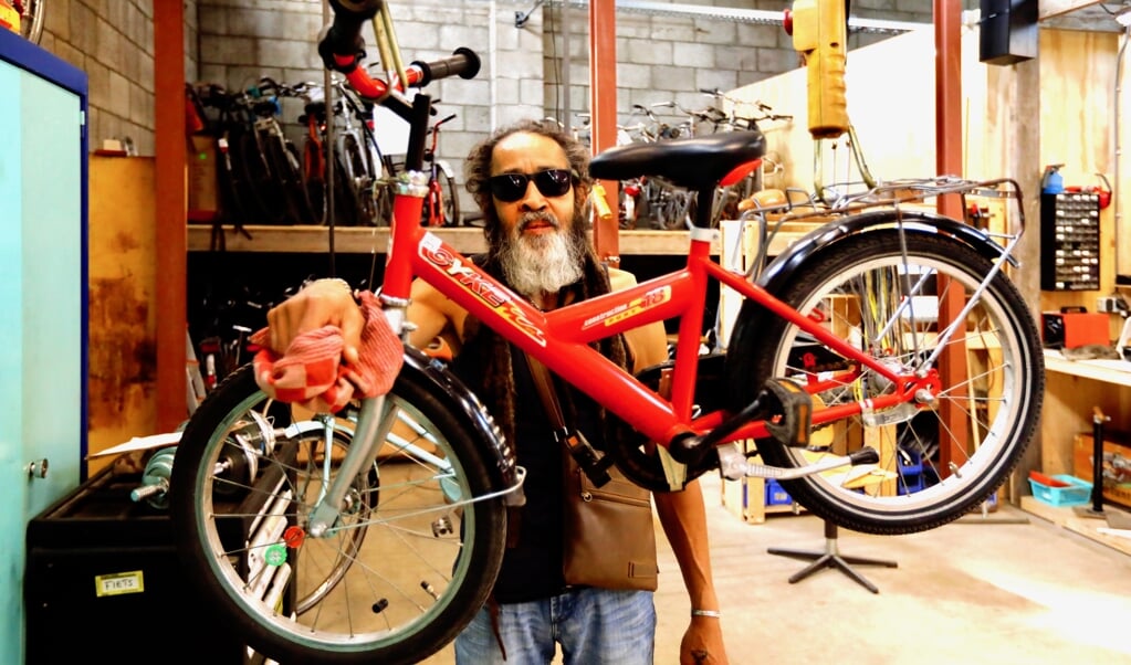 Jimmy is graag bezig met fietsen repareren én mensen helpen (Foto: Koos Bommelé)