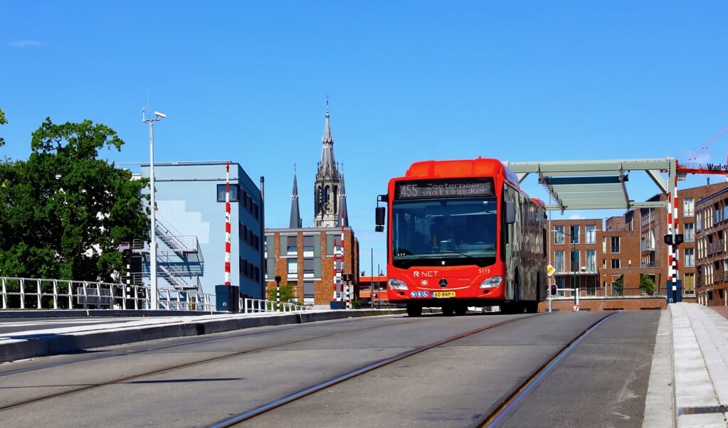 Bussen rijden inmiddels weer over de Sint Sebastiaansbrug, maar de tram voorlopig nog niet (Foto: Koos Bommelé)