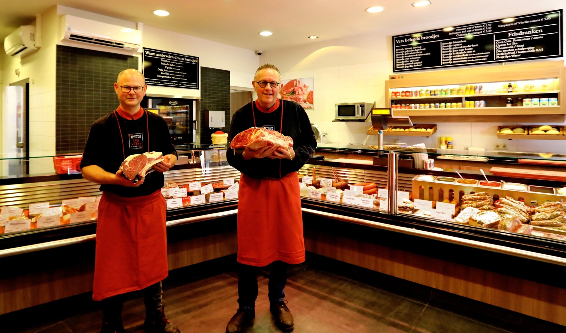 Patrick Elderhorst en Leo van Vliet hebben een passie voor het slagersvak (Foto: Koos Bommelé)