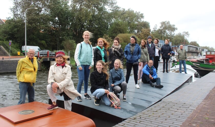Daan de Bruijn (op de boeg) en medeschipper Joop Meeuwisse (links) met de theatercast op de 'Nooit Volmaakt'.(Tekst & Foto: Esdor van Elten)