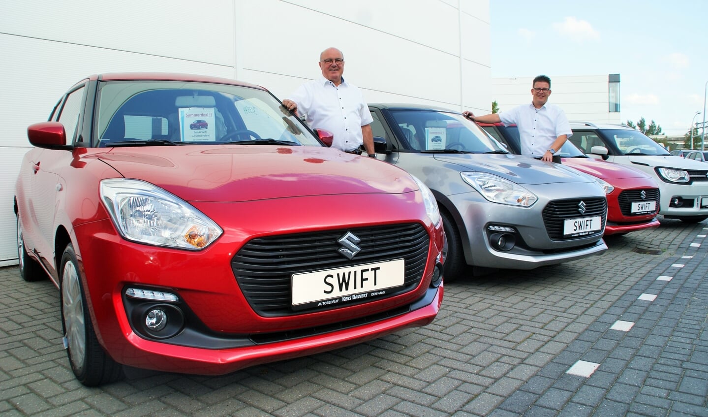 Verkoopadviseurs Jos de Graaf en Wouter de Vos bij het aanbod van de nieuwste generatie Suzuki Swift. (foto: ML)