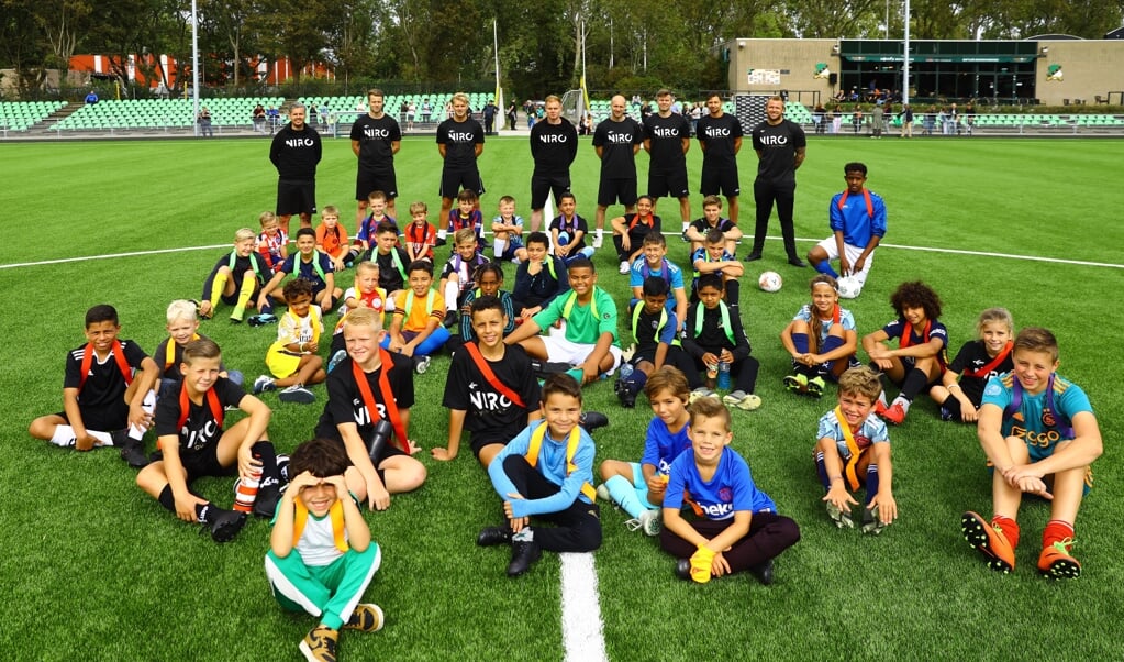 De officiële opening van voetbalschool NIRO was een waar succes (Foto: Koos Bommelé)