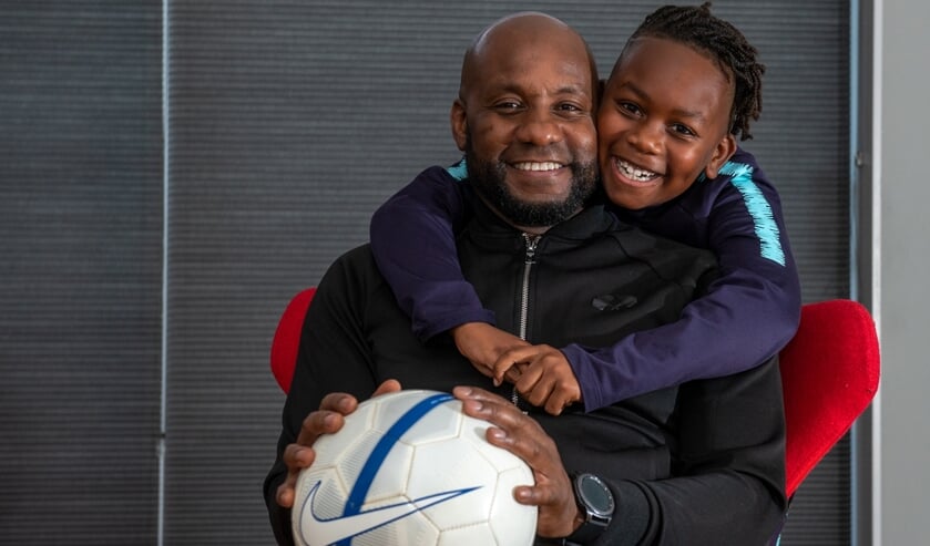 Bij Edward Lie-a-Sam, hier op de foto met zoon Leavy, stond plezier en het teambelang voorop. (Foto: Roel van Dorsten)