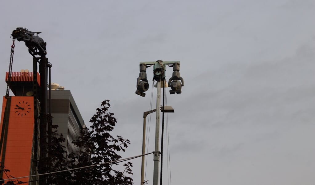 Een van de meerdere cameratorens die op de TU Delft campus zijn geplaatst