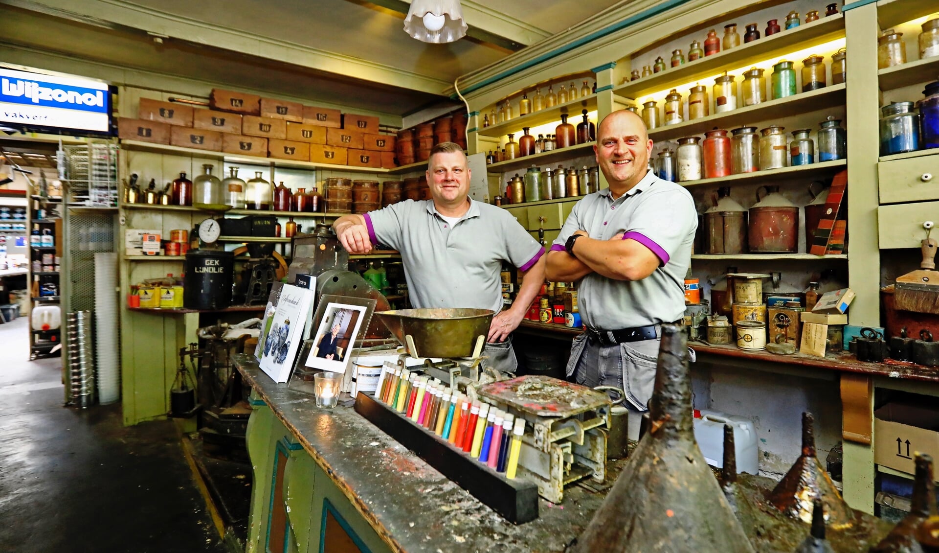 Michel en Walter in de verfwinkel, die er nog exact zo uitziet als vroeger (Foto: Koos Bommelé)