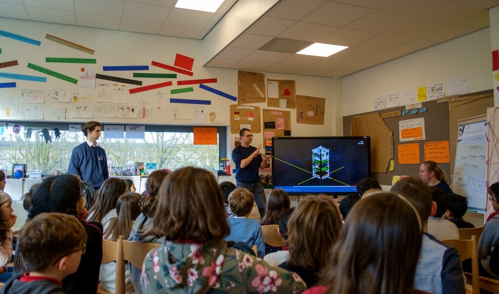 Student Bastiaan geeft ook zelf uitleg bij de lespakketten. Foto: VSV 'Leonardo da Vinci' 