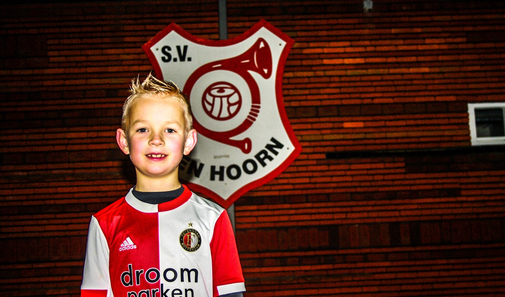 De achtjarige Scott voetbalt zowel bij S.V. Den Hoorn als bij Feyenoord