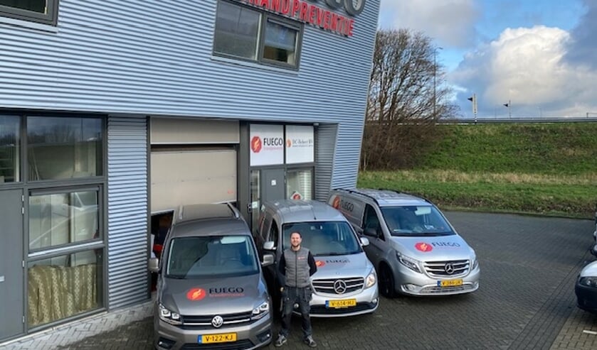 <p>De nieuwe bestickerde busjes van Fuego Brandpreventie</p>