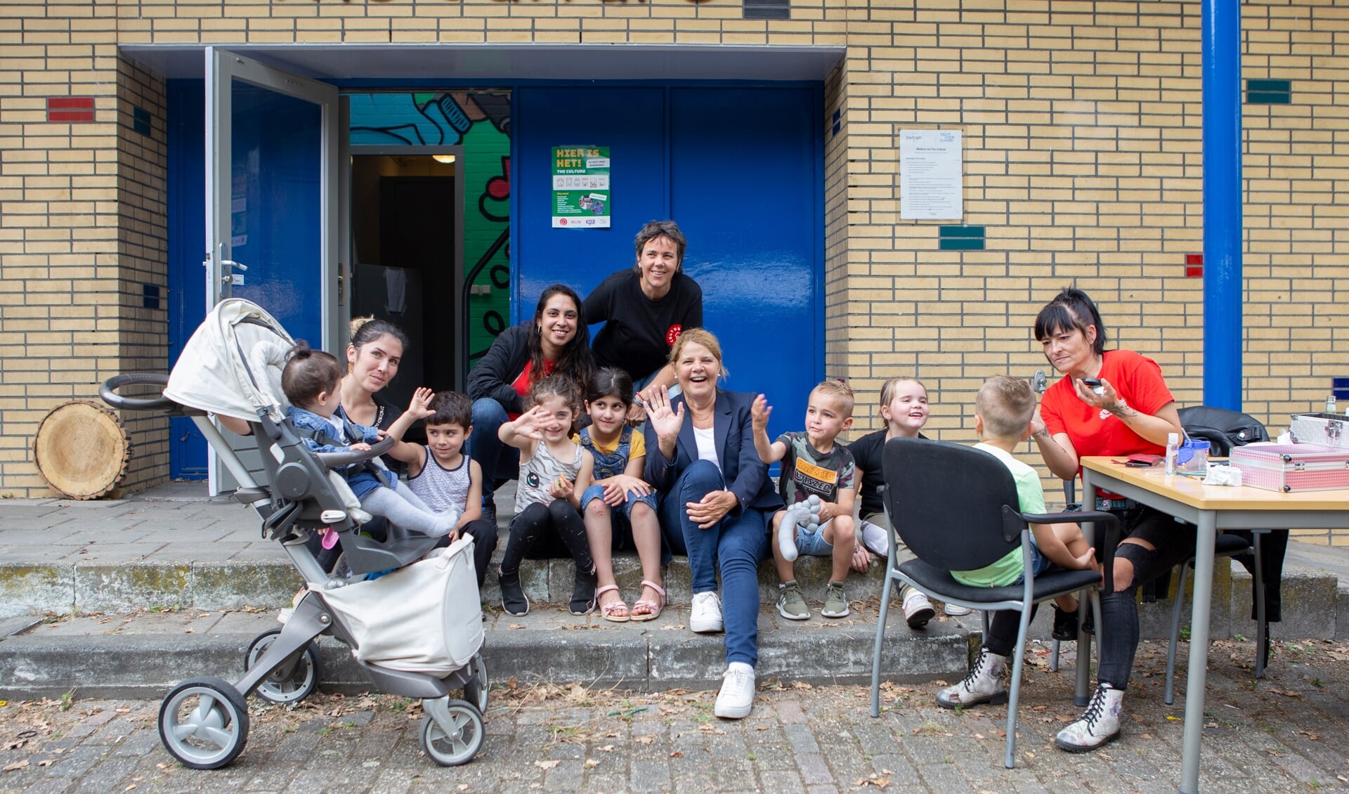 Burgemeester Marja van Bijsterveldt bij jeugdcentrum The Culture aan de Mozartlaan, samen met kinderen op Burendag (Foto: Esther de Cuijper)