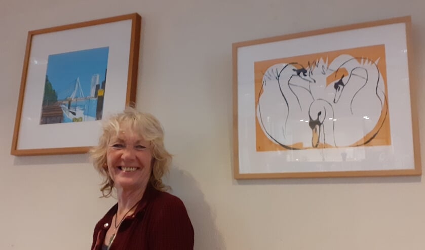 Wil met twee van haar zeefdrukken, o.a de ‘Zwaan’ in Rotterdam, getekend door John