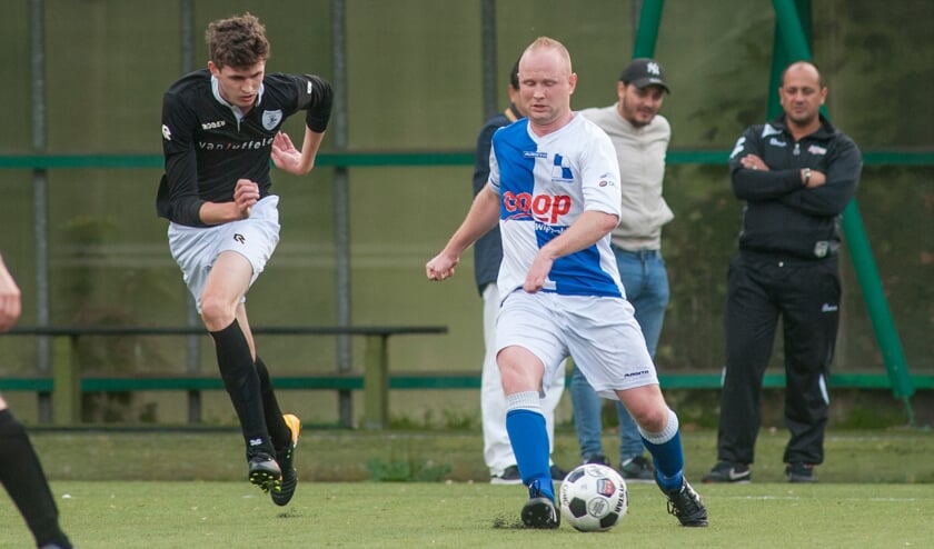 <p>Jordy Krassenburg maakt op zestienjarige leeftijd zijn debuut in Wippolder 1 in de vierde klasse en is na enkele uitstapjes, onder meer bij Den Hoorn, veertien jaar later nog steeds een vaste kracht. (foto: Roel van Dorsten)</p>