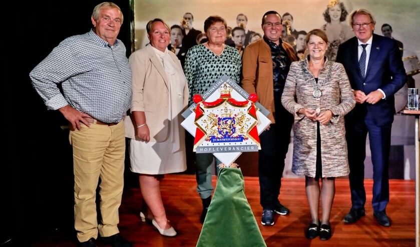 <p>Ton, Gabi, Thea en Koen van Eijk, burgemeester Van Bijsterveldt en Commissaris van de Koning Jaap Smit (Foto: Koos Bommelé)</p>