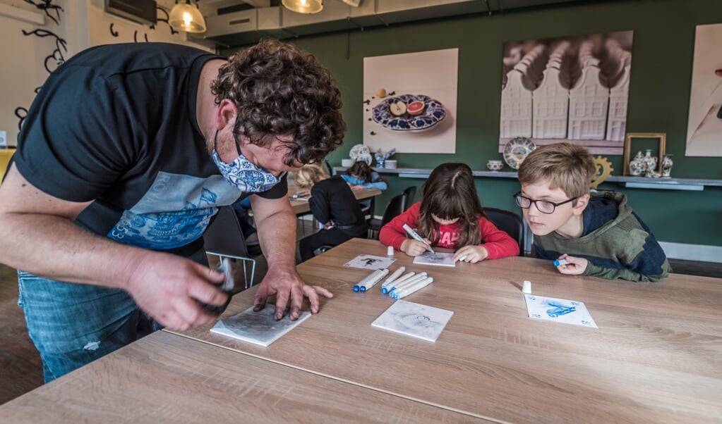 Vorige editie bij Royal Delft, waar kinderen Delfts blauw leren tekenen van een meesterschilder (Foto: Fred Leeflang)