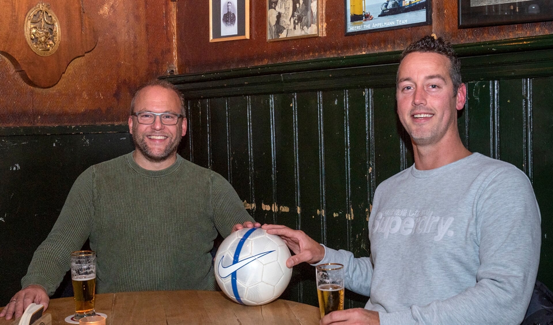 Jakob Scholten en Ben van Beurden kijken met plezier terug op hun voetbaltijd: "Wij hadden soms meer kratten dan ballen.” (foto: Roel van Dorsten)