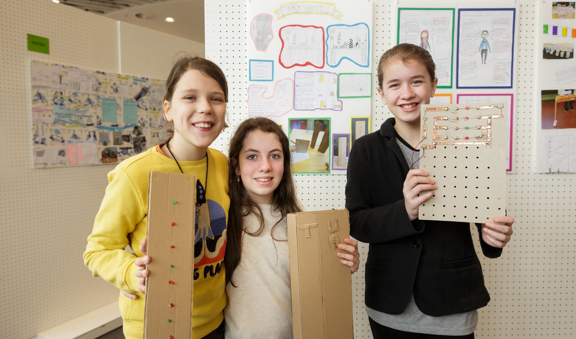 Leerlingen van Het Mozaïek Hof van Delft met hun prototype